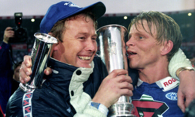 Oslo 19941023. CUPFINALEN LYN - MOLDE (3-2), Ullevaal stadion.
Åge Hareide (t.v.) og Moldes kaptein Ulrich Møller med kongepokalen etter seieren.
FOTO: Terje Bendiksby / SCANPIX